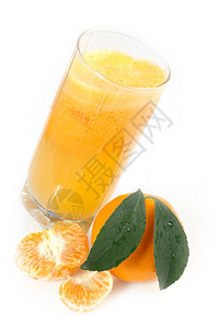 水果倒入一杯橘子汁图片