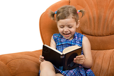 小女孩看书玩得开心图片