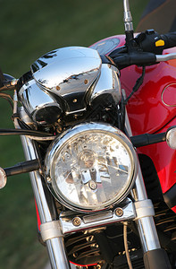 红色和镀铬物摩托车细节图片