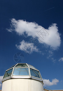 蓝天白云玻璃穹顶图片