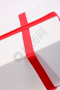 带红丝带的白盒子礼物图片背景图片