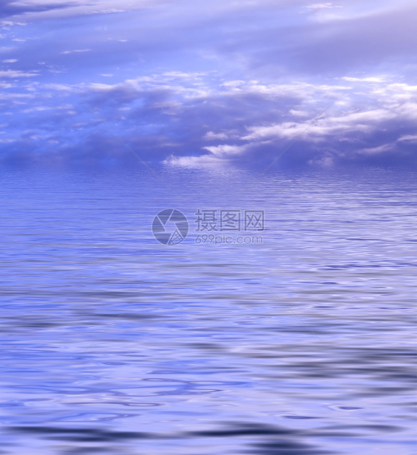 蓝色海洋和天空的抽象照片图片