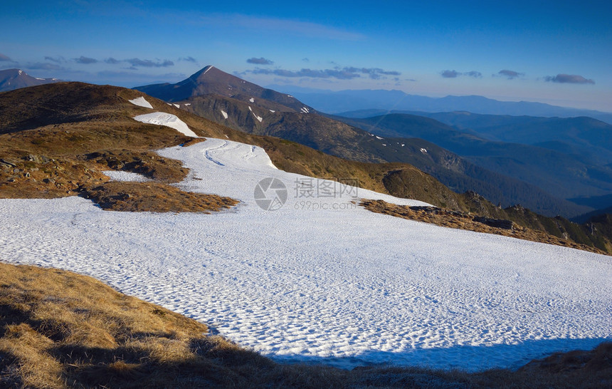 雪箭指向Hoverla山这是乌克兰喀尔巴阡山脉的最高山峰图片