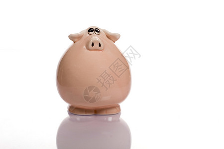 粉红小猪银行用硬币孤立在白种背景图片