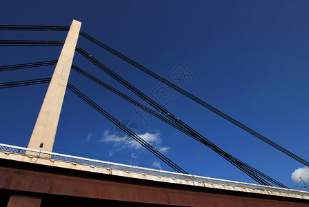 具有垂直支柱和钢跨越钢铁电缆的现代桥图片
