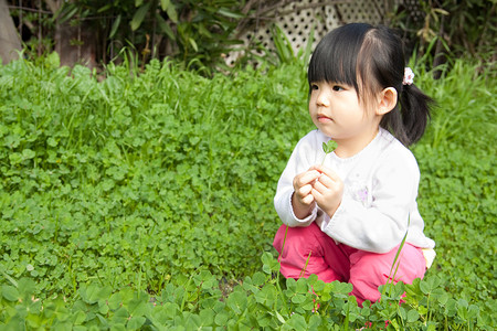 亚洲小孩在公园里玩得开心图片