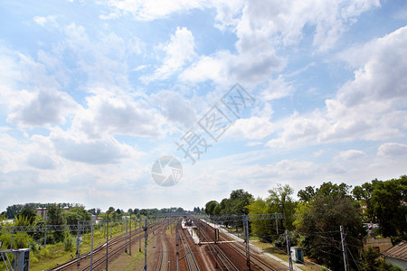 与蓝天的铁路轨道图片