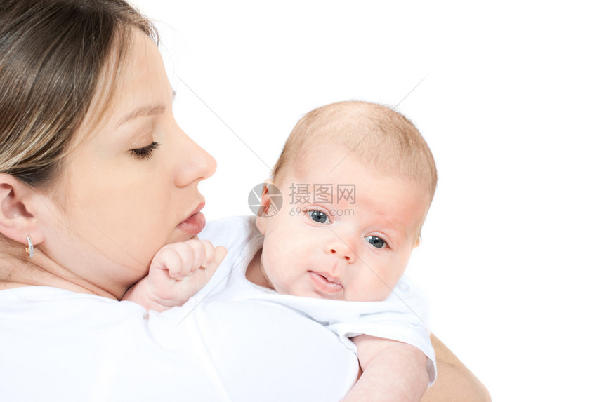快乐的家庭母亲和婴儿玩耍微笑图片
