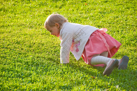 在公园草地上玩耍的小女孩图片