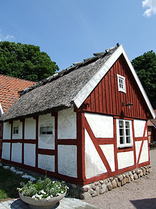 乡村环境中的一座古老的农舍建筑图片