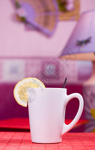 白杯红茶和柠檬片图片
