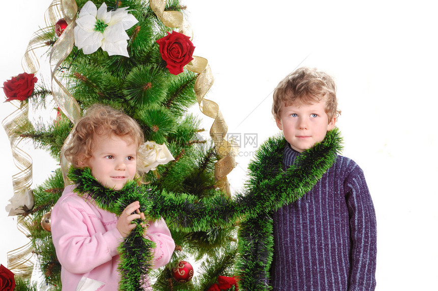 儿童与圣诞树图片