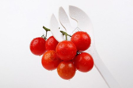 叉子上的番茄食物图片