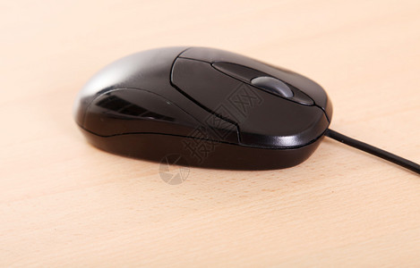 木质表面的黑电脑鼠背景图片