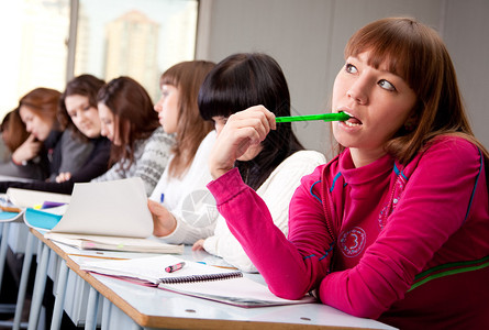 教室里的学生团体图片