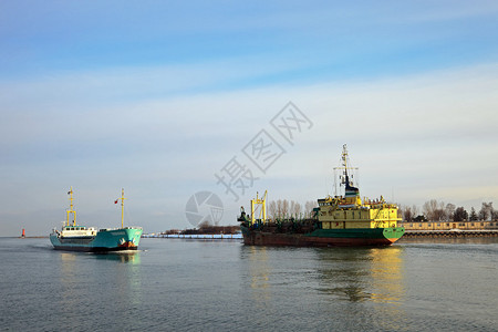 两艘船驶过港口航道图片