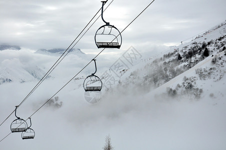 雾中山谷空荡的滑雪缆车图片