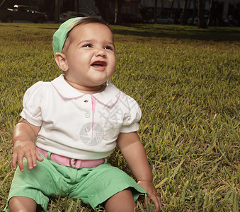 草地上的宝贝背景图片
