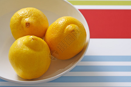 碗里的柠檬图片