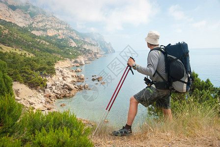 远足者享受山海滨风景图片