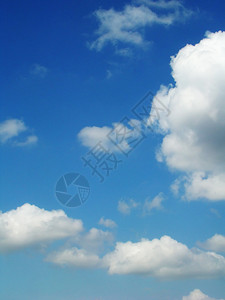 深蓝色天空中的积云图片