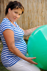 怀孕的年轻女孕妇图片