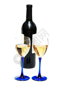 两杯葡萄酒和瓶装酒图片