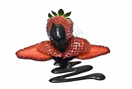 有巧克力的草莓在白色背景图片