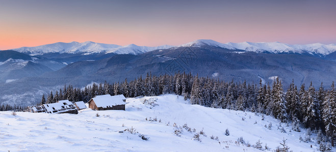 冬天在山上的日出在一个寒冷的早晨图片