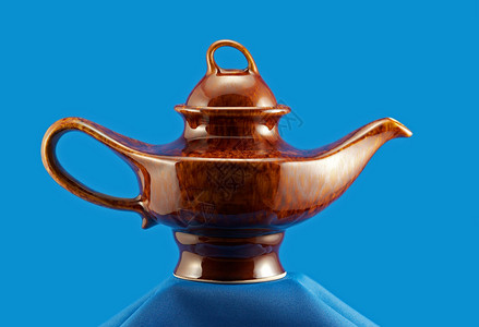 在蓝色的时髦的东部茶壶图片
