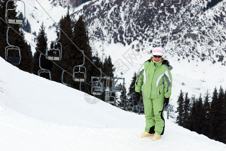 山地滑雪场斜坡上的女人图片