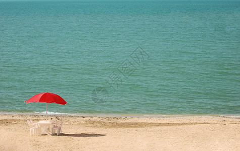 夏季海滩上带遮阳伞的桌子图片