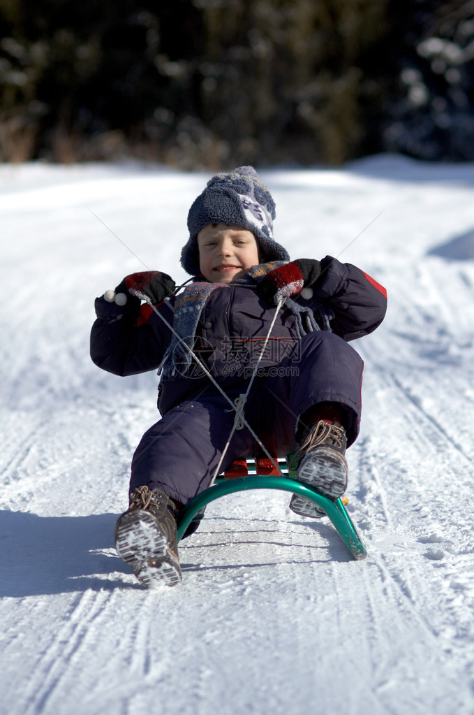男孩骑雪橇图片