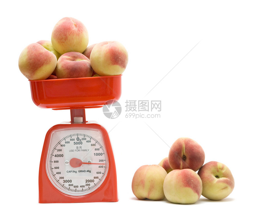 称重桃子的红色厨房秤图片