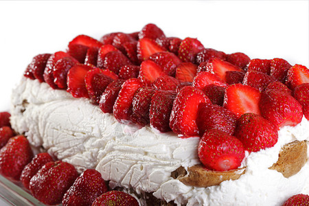 盘子上美味草莓蛋糕图片