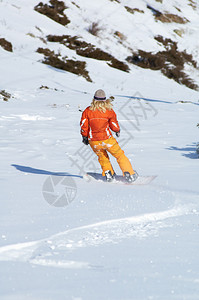 橙色滑雪板女孩下坡图片