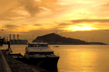 船在港口与粉红色的日落图片