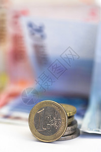 欧元纸币和硬币关闭图片