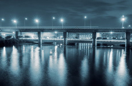 夜晚的桥梁城市景观与河流图片