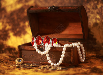 装满珠宝和珍珠手链的宝箱图片