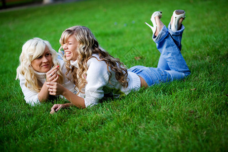 十几岁的女孩一起躺在户外的新鲜草地上图片