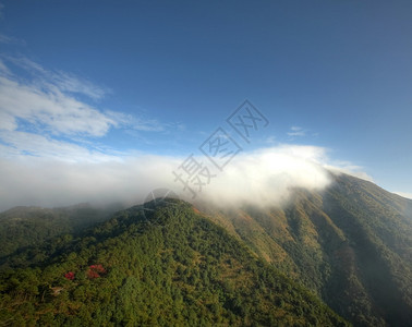 风景美丽的山和云彩图片