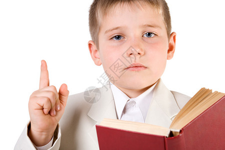 穿着考究的男孩看书举起手指孤立在白色图片