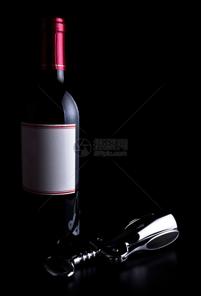 瓶装葡萄酒和在黑色背景下隔图片