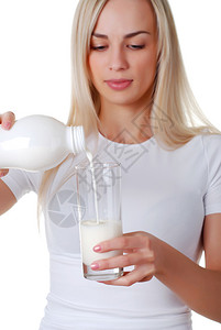 妇女用瓶装牛奶和一杯图片