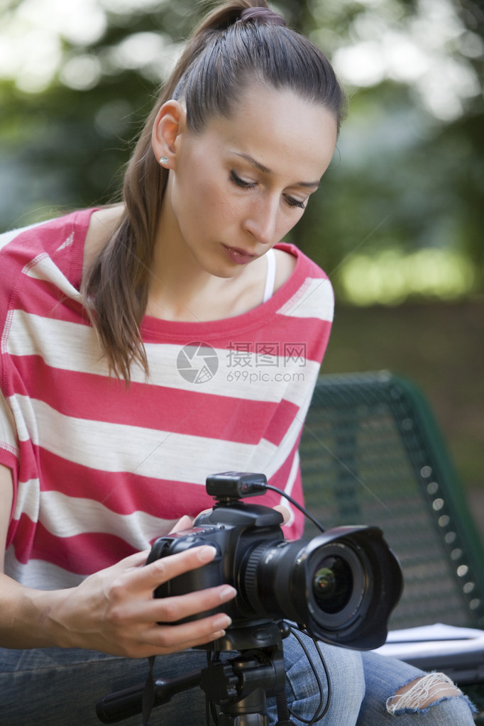 女摄影师在城市公园图片