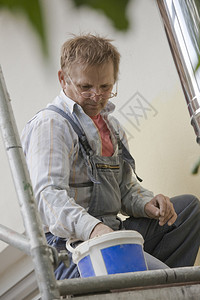 脚手架油漆房的建筑工人图片