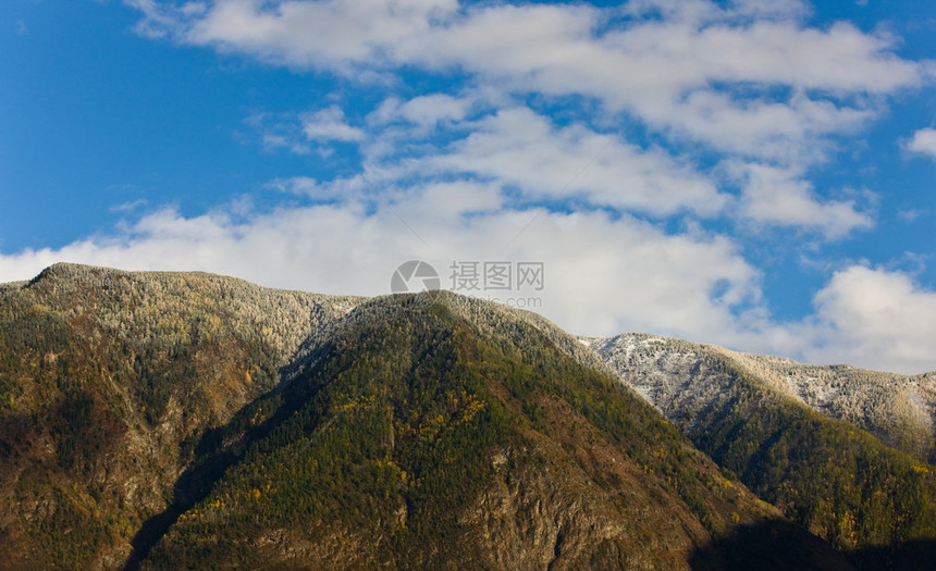 傍晚的山与云的天空图片