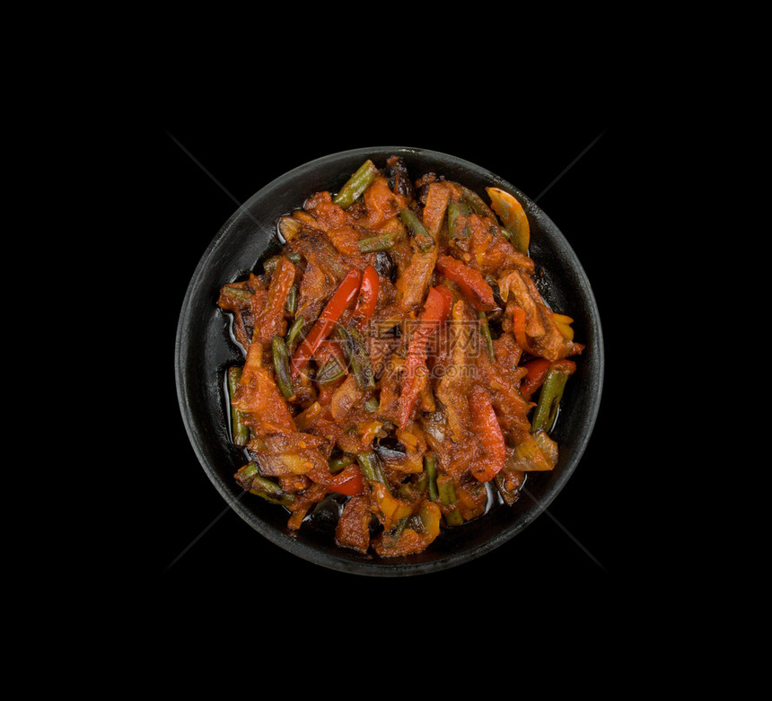 黑背景的煎锅烤肉和蔬菜图片