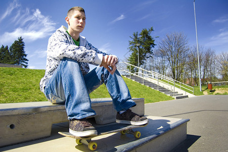 滑板机的概念形象青少年滑板运动员图片